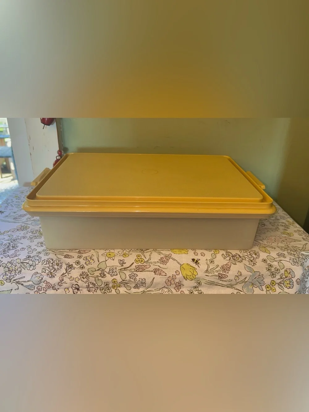 Vintage Tupperware Rectangular Cake Taker, Model 622-2 Harvest Gold